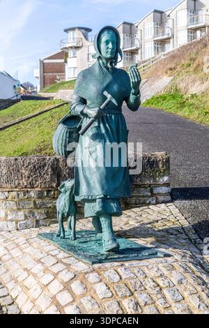 Eine Skulptur von Mary Anning von Denise Dutton in Lyme Regis, West Dorset. Stockfoto