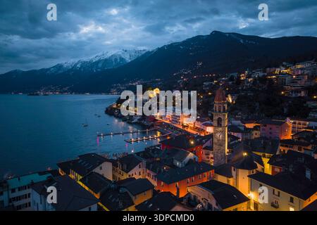 Blick aus der Vogelperspektive auf den kleinen Hafen von Ascona vor dem Lago Maggiore im Winter zur blauen Stunde. Ascona, Lago Maggiore, Kanton Tessin, Schweiz. Stockfoto