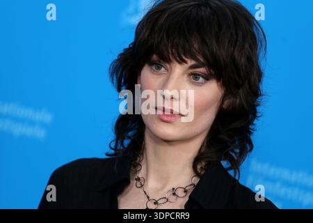 Berlin, Deutschland. Februar 2026. Violet Braeckman posiert während des Fotoaufrufs für „Heysel 85“ bei den 76. Berliner Filmfestspielen (Berlinale). Das Festival findet vom 12. Bis 22. Februar 2026 statt. (Kreditbild: © Rouzbeh Fouladi/ZUMA Press Wire) NUR REDAKTIONELLE VERWENDUNG! Nicht für kommerzielle ZWECKE! Stockfoto