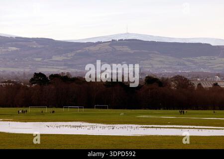 Erholungsfelder und Spielplätze im Phoenix Park, Dublin. Eine Status Yellow Regen-Schnee-Warnung gilt für Cavan, Donegal, Longford und alle fünf Countys in Connacht bis Mitternacht, da die Temperaturen über Nacht auf der Insel Irland abstürzten. Bilddatum: Samstag, 14. Februar 2026. Stockfoto