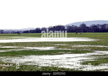 Erholungsfelder und Spielplätze im Phoenix Park, Dublin. Eine Status Yellow Regen-Schnee-Warnung gilt für Cavan, Donegal, Longford und alle fünf Countys in Connacht bis Mitternacht, da die Temperaturen über Nacht auf der Insel Irland abstürzten. Bilddatum: Samstag, 14. Februar 2026. Stockfoto