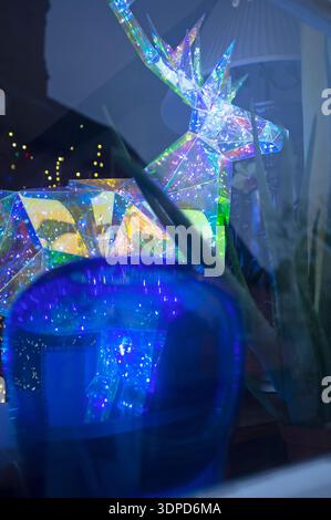 Weihnachtsdekoration im Frontfenster eines Hauses in Suffolk Stockfoto