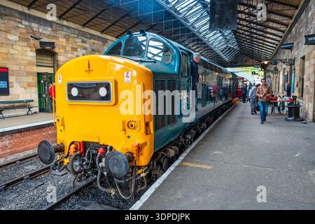 Passagiere, die an der Pickering Station der North Yorkshire Moors Railway in North Yorkshire, England, Großbritannien, aussteigen Stockfoto