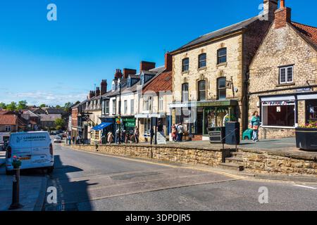 Geschäfte, Pubs und Cafés auf dem Marktplatz in der historischen Marktstadt Pickering in North Yorkshire, England, Großbritannien Stockfoto