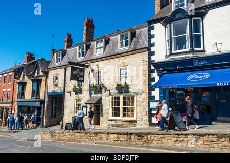 Das White Swan Inn am Marktplatz in der historischen Marktstadt Pickering in North Yorkshire, England, Großbritannien Stockfoto