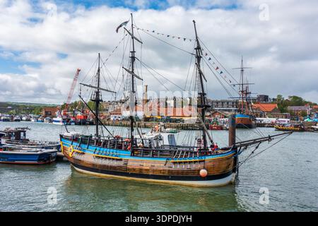 Bark Endeavour Whitby, eine Nachbildung des berühmten Schiffes von Captain James Scott, liegt in der historischen Küstenstadt Whitby in North Yorkshire, England, Großbritannien Stockfoto