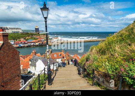 Whitby 199 Steps, mit Blick in Richtung Whitby West Pier und West Cliff, in der historischen Küstenstadt Whitby in North Yorkshire, England, Großbritannien Stockfoto