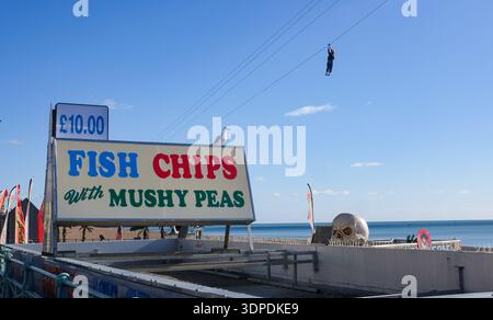 Brighton UK 14. Februar 2026 - Besucher genießen einen schönen sonnigen, aber kühlen Tag an Brighton Küste nach wochenlangem Regen in ganz Großbritannien : Credit Simon Dack / Alamy Live News Stockfoto