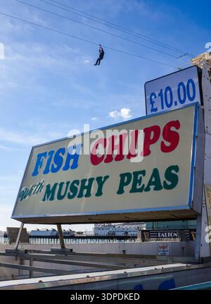 Brighton UK 14. Februar 2026 - Besucher genießen einen schönen sonnigen, aber kühlen Tag an Brighton Küste nach wochenlangem Regen in ganz Großbritannien : Credit Simon Dack / Alamy Live News Stockfoto
