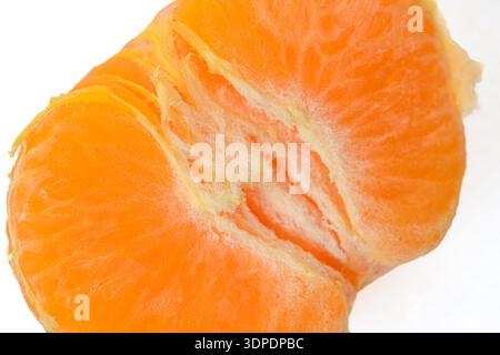 Makrogeschälte Mandarine mit saftiger Fruchtstruktur Stockfoto