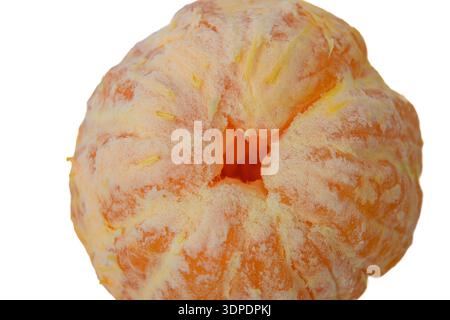 Geschälte Mandarine in Nahaufnahme mit strukturierter Fruchtoberfläche Stockfoto