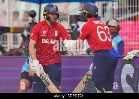 Jos Buttler aus England mit Phil Salt aus England während der ICC Männer T20 World Cup Indien & Sri Lanka 2026 Spiel 23 zwischen England und Schottland in Eden Gardens am 14. Februar 2026 in Kalkata, Indien Foto: Shubhajit Roy Karmakar / Alamy Live News Stockfoto