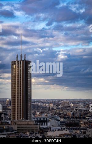 2026 Paris. Ein Panoramablick auf den Montparnasse-Turm in Paris, der die städtische Architektur und das dichte Stadtbild unter einem bewölkten Himmel in Frankreich zeigt. Stockfoto