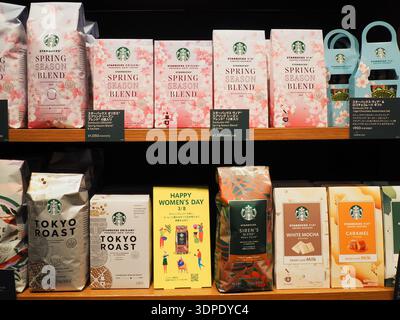 TOKIO, JAPAN - 4. März 2025: Verschiedene Kaffeesorten in einem Regal in einem japanischen Starbucks-Geschäft, einschließlich Spring Season Blend. Stockfoto