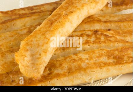 Frische aromatische Pfannkuchen mit Hüttenkäse-Füllung Stockfoto