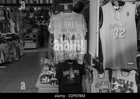 Lloret de Mar Spanien 14. September 2024 , Souvenir-T-Shirt-Ausstellung im Markt, hängende Trikots und grafische T-Shirts auf Racks, Sport-Logos und Team Stockfoto