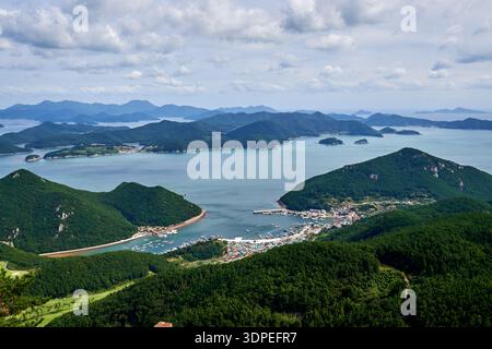 Ein Blick aus der Höhe zeigt die smaragdgrünen Inseln und die geschäftigen Fischerhäfen von Tongyeong, Südkorea, eingebettet im Hallyeohaesang Nationalpark Stockfoto