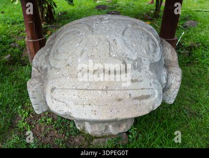 Alte Steinschnitzerei einer gebärenden Frau in Te Lipona in Puamau, Hiva OA, Französisch-Polynesien. Dieses heilige marquesanische Artefakt symbolisiert Fruchtbarkeit und l Stockfoto