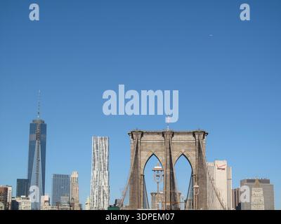 Symmetrischer Blick auf den Fußgängerweg der Brooklyn Bridge mit starken Vorspuren. Stockfoto
