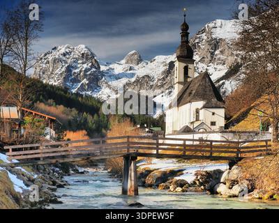 Ramsau bei Berchtesgaden, Ramsauer Pfarrkirche St. Sebastian, weltbekanntes Motiv der Landschaftsmalerei - Nationalpark Berchtesgaden Stockfoto