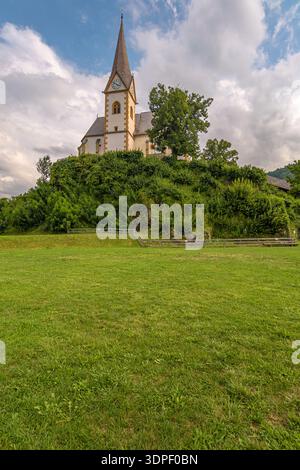 Maria Worth, Österreich - 8. august 2019: Schöne Kirche auf der österreichischen Halbinsel Maria Worth Stockfoto