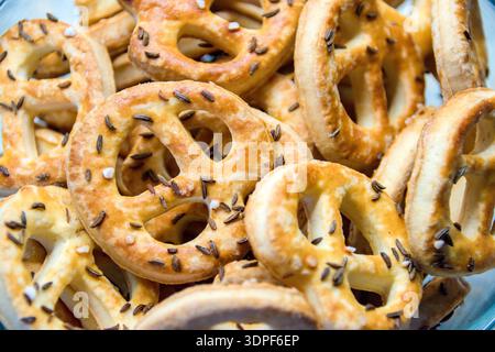 Brezeln mit Salz und Kümmel sind der ultimative Snack der Kontraste: Außen knusprig, innen zart Stockfoto