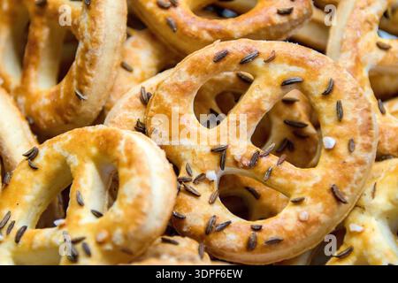 Brezeln mit Salz und Kümmel sind der ultimative Snack der Kontraste: Außen knusprig, innen zart Stockfoto