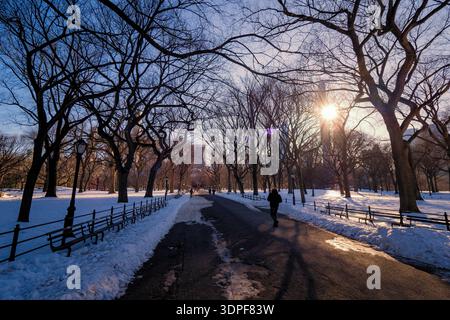 Atemberaubender Blick auf die Mall in Central Park, New York City, NY, USA, an einem sonnigen, aber kalten Wintertag Stockfoto