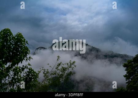 Nebel bedeckt tropische Berge in Peru mit dichtem Wald und bewölktem Himmel und schafft eine dramatische nebelige Landschaft in der Natur Stockfoto