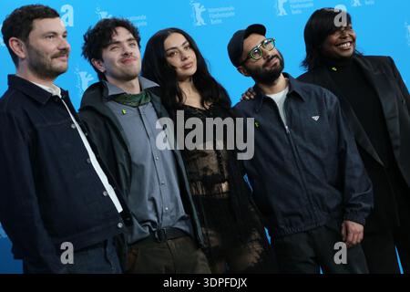 Berlin, Deutschland. Februar 2026. (Von links) Michael Stutz, Aidan Zamiri, Charli XCX, David Hinojosa und Jacqueline Lyanga posieren für Fotografen beim Fotoaufruf für den Film „der Moment“ während der 76. Berlinale, dem ersten großen Filmfestival Europas, in Berlin. Das Festival findet vom 12. Bis 22. Februar 2026 statt. (Kreditbild: © Rouzbeh Fouladi/ZUMA Press Wire) NUR REDAKTIONELLE VERWENDUNG! Nicht für kommerzielle ZWECKE! Stockfoto