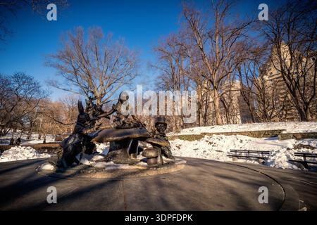 Wunderschöner Blick auf die bronzene Alice im Wonderland Statue im Central Park, New York City, NY, USA, an einem sonnigen, aber kalten Wintertag Stockfoto