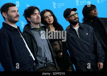 Berlin, Deutschland. Februar 2026. (Von links) Michael Stutz, Aidan Zamiri, Charli XCX, David Hinojosa und Jacqueline Lyanga posieren für Fotografen beim Fotoaufruf für den Film „der Moment“ während der 76. Berlinale, dem ersten großen Filmfestival Europas, in Berlin. Das Festival findet vom 12. Bis 22. Februar 2026 statt. (Kreditbild: © Rouzbeh Fouladi/ZUMA Press Wire) NUR REDAKTIONELLE VERWENDUNG! Nicht für kommerzielle ZWECKE! Stockfoto
