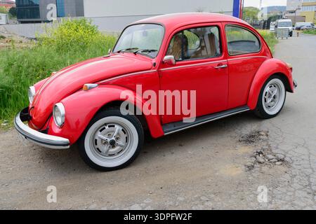 Roter klassischer Volkswagen Käfer parkt in einer Wohnstraße Stockfoto