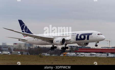 Boeing 787 Dreamliner reg. SP-LRA POLNISCHER FLUGGESELLSCHAFTEN, die auf der EPWA (Flughafen Warschau-Chopin) gesehen werden Stockfoto