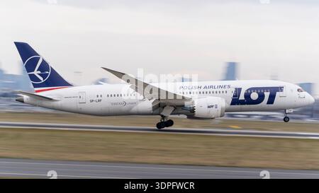 Boeing 787 Dreamliner reg. SP-LRF POLNISCHER FLUGGESELLSCHAFTEN, die auf EPWA (Flughafen Warschau-Chopin) gesehen werden Stockfoto