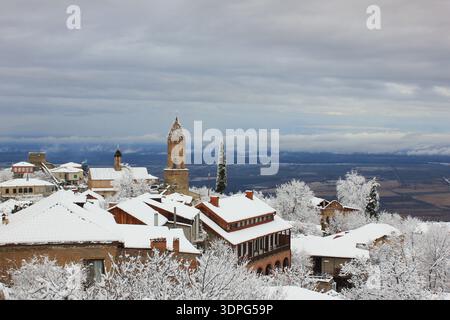 Wunderschöner Blick auf das verschneite Sighnaghi. Stockfoto