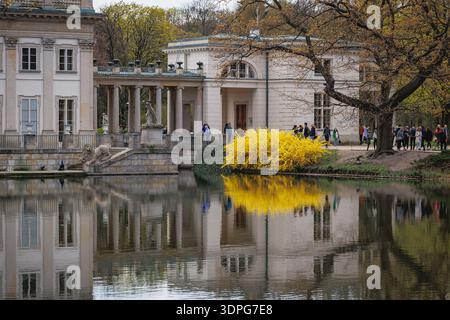 Warschau, Polen - 24. April 2022: Blick auf den Palast auf der Insel im Lazienki-Park in Warschau Stockfoto