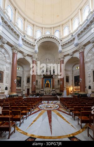 Valletta, Malta - 12. August 2025: Breiter Innenblick der Basilika unserer Lieben Frau vom Berg Karmel in Valletta mit Marmorschiff, korinthischen Säulen, d Stockfoto