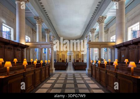 Valletta, Malta - 12. August 2025: Neoklassizistisches Kirchenschiff der St Pauls Pro-Cathedral in Valletta mit Kassettendecke, korinthischen Säulen, hölzernem Chor Stockfoto