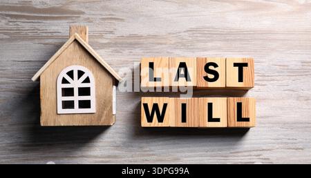 Die Worte sind aus Würfeln mit Buchstaben und Hausmodell auf Holztisch, Draufsicht. Bannerdesign Stockfoto