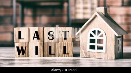 Die Worte sind aus Holzwürfeln mit Buchstaben und Hausmodell auf dem Tisch. Bannerdesign Stockfoto