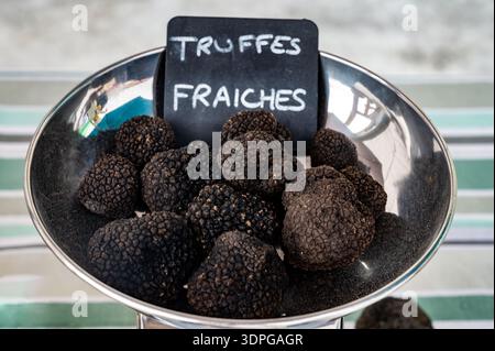 Deutsche Übersetzung: Frische Trüffel, Pilze schwarze Trüffel auf dem Bauernmarkt in Dordogne, Perigord, Frankreich Stockfoto