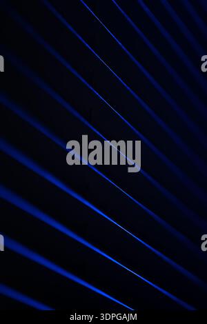 Diagonale blaue Linien in trüber Dunkelheit. Neon minimal. Stockfoto