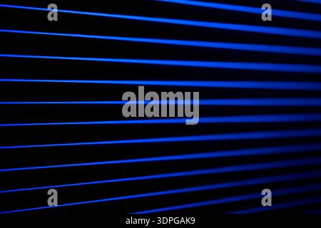 Blaue Balken reichen bis in die Tiefe. Heller Rhythmus. Stockfoto