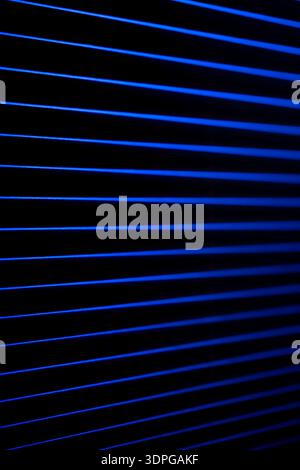 Blaue Neonlinien im dunklen Raum. Neonlinien. Stockfoto