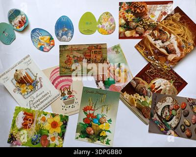 Lviv. Ukraine. April 2025. Ostergrußkarten oder Poster mit hellen Eiern, osterhasen und Frühlingsblumen. Minimalistische Banner, Muster-Backgrou Stockfoto