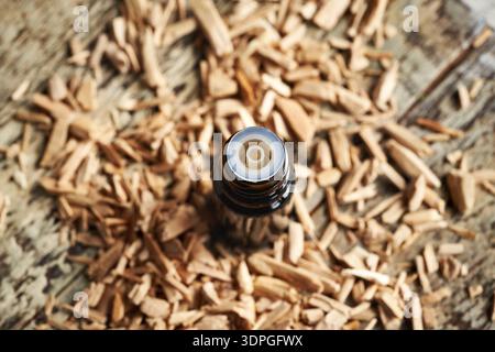Ätherisches Zedernholzöl in einer braunen Glasflasche Stockfoto
