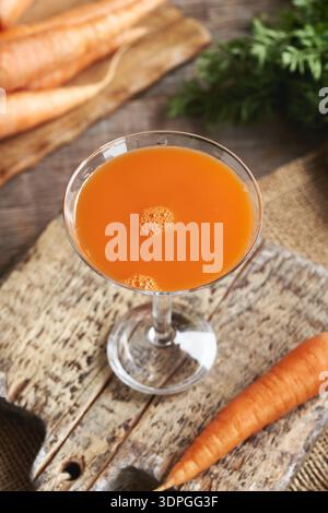 Fresh carrot juice in a glass on a table Stockfoto