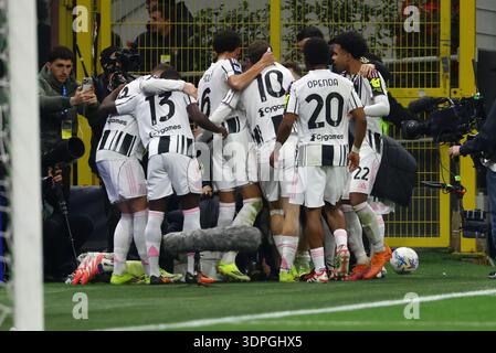 Manuel Locatelli, Jeremie Boga, Lloyd Kelly, Kenan Yildiz, Lois Openda, Weston McKennie feiert das Tor beim Spiel der Serie A zwischen dem FC internazionale und Juventus am 14. Februar 2026 im Giuseppe Meazza-Stadion in Mailand Stockfoto