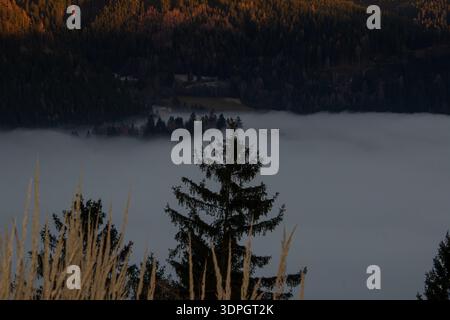 Sonnenuntergang über den Bergen und Nebel im Tal. Stockfoto